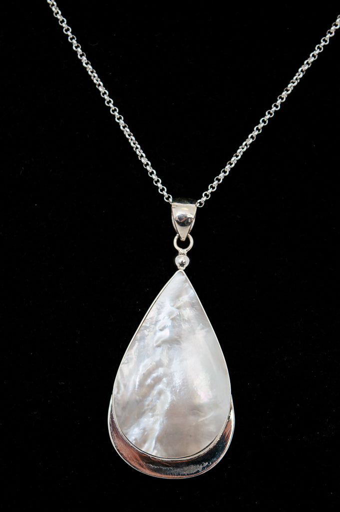 White Pava Mop Pendant Necklace - 795