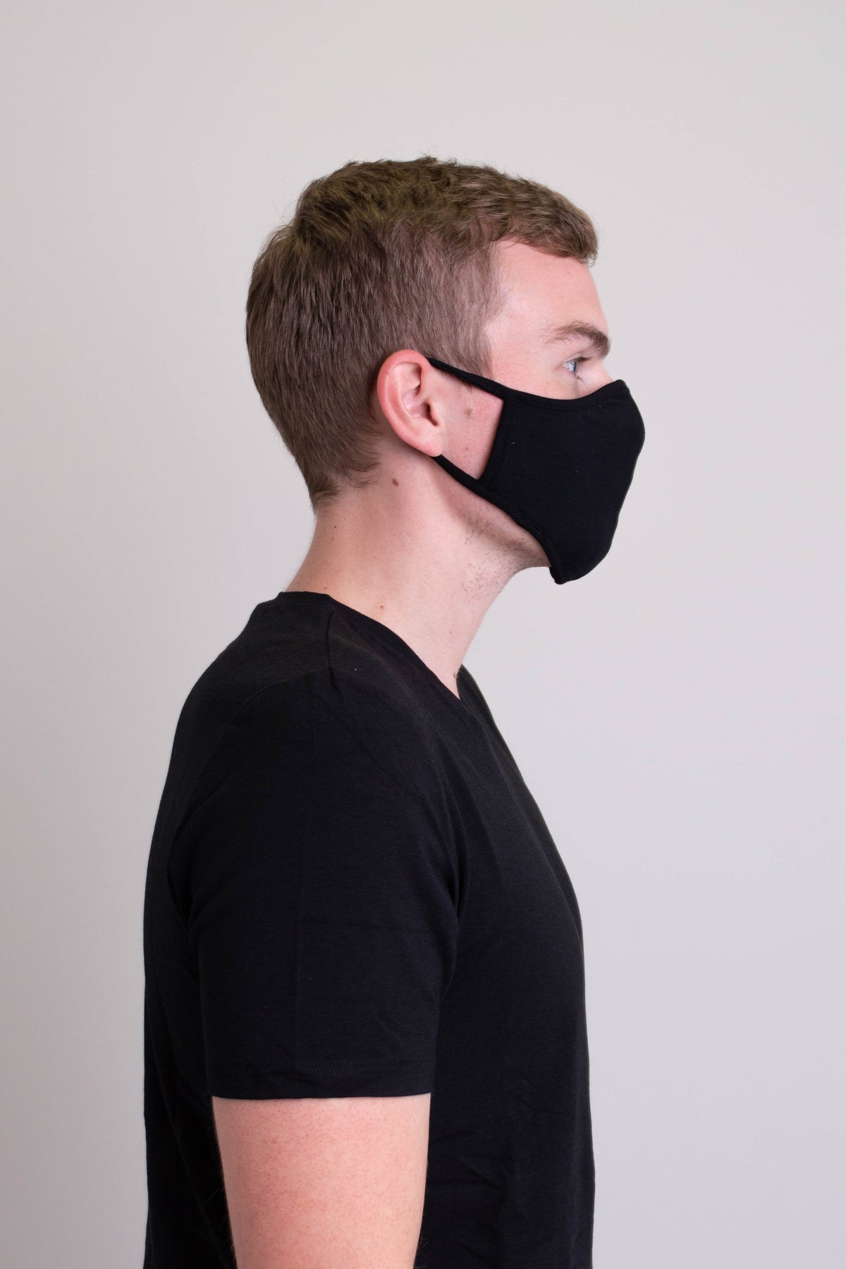 Unisex black comfortable face mask made with natural bamboo fibers.